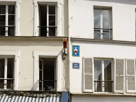 La terrasse d'un café parisien, un dimanche.