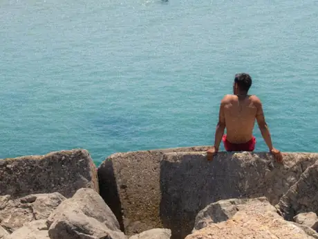 Une crique turquoise, vue d'un Flash ouvert.
