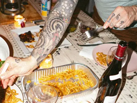 Une table de fin de soirée, vue d'un Flash ouvert.
